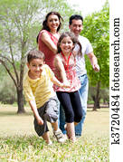 famille heureuse, amusant, dans parc