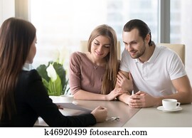 par jovem, em, bens imóveis, agência, reunião escritório, com, agente