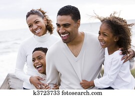 행복하다, african-american, 4의 가족, 통하고 있는, 바닷가