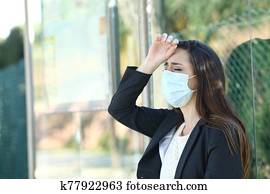 frau, tragen maske, beschweren, leidensdruck, haupt schmerz frau, tragen maske, beschweren, leidensdruck, haupt schmerz