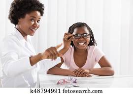 menina sorridente, óculos uso, frente, optometrist