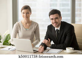 sonriente, hombre de negocios, y, mujer de negocios, mirar cámara del juez, busines