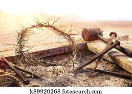 kreuzigung, an, sonnenuntergang, -, kreuz, mit, krone dornen, hammer, und, blutige, nägel