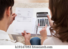 pareja joven, calculador, presupuesto