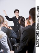 hispanic妇女, 讲话, 对于, 团体, 在中, businesspeople