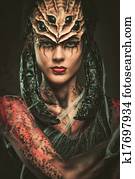 mulher jovem, com, aranha, arte corpo, e, máscara