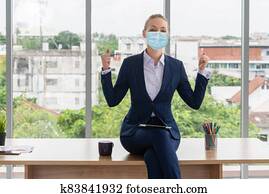 büroangestellte, mit, gesichtsmaske, quarantäne, von, coronavirus, oder, covid-19.