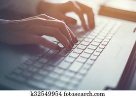 frau, arbeitende, in, innenministerium, hand, tastatur, nahaufnahme