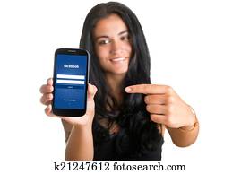 mulher aponta, em, um, telefone móvel mulher aponta, em, um, telefone móvel