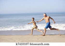 bedstefaderen, chasing, ung dreng, på, strand