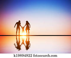 glad familie, sammen, foreldre, og, deres, barn, ved, solnedgang