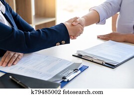 bueno, deal., primer plano, de, mujeres hermosas, empresarios, sacudarir las manos, while?successful?job, entrevista, o, solicitante de trabajo, en, moderno, oficina