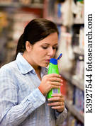 femmes, dans, drogerimarkt, achats, shampoing