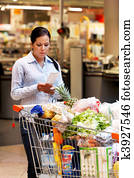 frau, kassenbeleg, kariert, an, dass, supermarkt