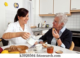 krankenschwester, helfende, senior, an, fruehstueck