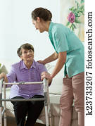 krankenschwester, helfende, älter, dame