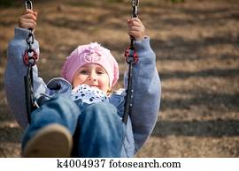 petite fille, dans, les, balançoire