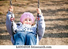 petite fille, dans, les, balançoire