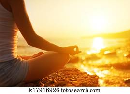 hand, von, meditierende frau, in, a, joga haltung, auf, sandstrand hand, von, meditierende frau, in, a, joga haltung, auf, sandstrand