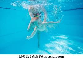 小さい 男の子 泳ぐことを 勉強 中に A プール ピクチャー K Fotosearch