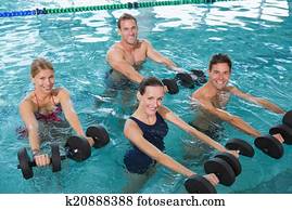 feliz, classe aptidão, fazendo, aqua, aeróbica, com, espuma, dumbbells