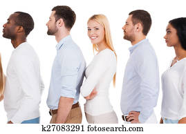 everyone, wille, bekommen, a, chance., seitenansicht, von, schön, junge frau, anschauen kamera, und, lächeln, während, stehen, reihe, mit, andere, leute, und, gegen, weißer hintergrund