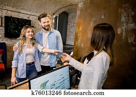 שמח מחייך, קשר, לתת, שלהם, הזמנה, פרטים, ו, דרכונים, ל, a, שוער, בזמן, לבדוק ב, ביחד, ב, ה, מונה של קבלה, של, a, מלון