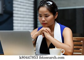 schön, vietnam, weiblicher student, laptop benutzend, pc, draußen