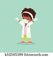 curly-haired, svart, baby flicka, in, medicinsk, maskera, handskar, och, vit, dräkt, stående, med, räcker, uppe., unge, tecken, leka, läkare