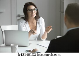 女性実業家, に話すこと, a, 人, ∥において∥, ∥, 机