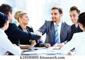 geschäftskollegen, sitzen tisch, während, a, versammlung, mit, zwei, männlich, geschäftsführung, handgeben