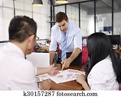 multinationaal, businesspeople, het bespreken, omzet, opvoering, in, bureau