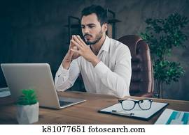 porträt, von, seine, er, nett, attraktive, schick, nobel, sicher, fokussiert, mann, geschickt, experte, wirtschaftswissenschaftler, analysieren, daten, stock market, an, modernes, dachgeschoss, industriell, stil, innere, arbeitsplatz, station