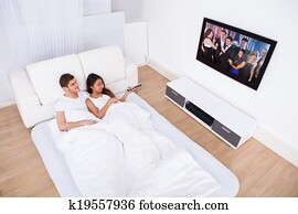tv를 보고 있는 커플, 침대에서, 집의