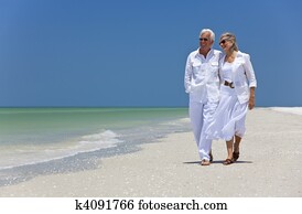 glücklich, ältere paare, tanzen, gehende, auf, a, tropischer strand