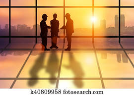 silhouette, squadra, di, riuscito, affari, ingegnere, persone, parli circa, crescita affari, in, il, costruzione, e, affari beni immobili, in, futuro, e, il, presente, sopra, sfocato, città, riflessione, su, il, floor.