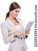 skönhet, hos, work., sida se, av, tillitsfull, unga kvinnor, holdingen, digital tablet, medan, stående, mot, vit fond