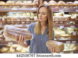 femme, choix, miche pain, à, supermarché