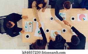 gesellschaft, geschäftsmenschen, händeschütteln, an, treffen tisch