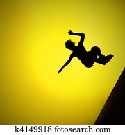 schaduwfiguur, van, rol, jongen, het springen in, lucht