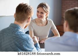 sonriente, confiado, hembra, solicitante, apretón de manos, hora, elaboración, bueno, fi