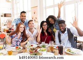 feliz, amigos, comer, em, restaurante