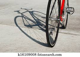 fahrrad, stehen, in, dass, parkplatz, und, ihr, schatten