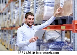 feliz, homem negócios, com, pc tabela, em, armazém