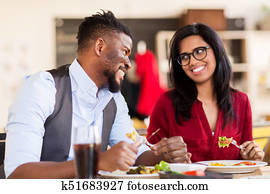 par feliz, comer, em, restaurante