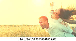 par feliz, tendo divertimento, ao ar livre, ligado, trigal, sobre, pôr do sol