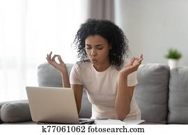 אישה אפריקנית, להקטין, מדגיש, עשה, יוגה, התאמן, ל, דממה, למטה