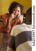 africano-americano, par, conversas, em, cozinha