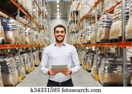 feliz, homem negócios, com, pc tabela, em, armazém