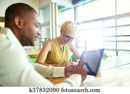 dois, criativo, millenial, empresa pequeno porte, proprietários, trabalhar, social, mídia, estratégia, usando, um, tablete digital, enquanto, sentando escrivaninha